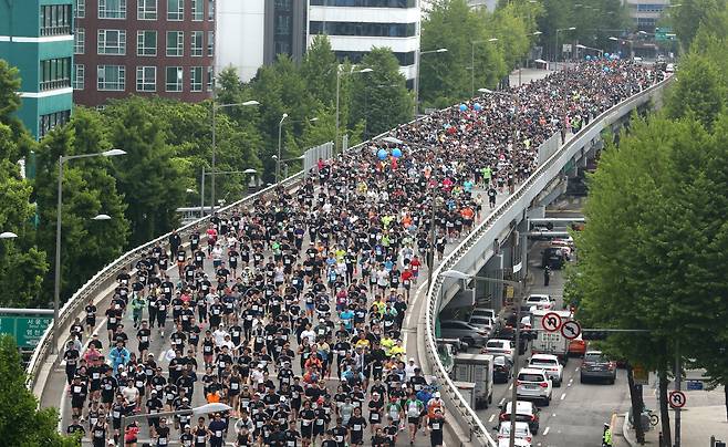 2023년 4월 30일 열린 서울하프마라톤 대회에서 참가자들이 서울 중구 서소문 고가차도를 지나고 있다. / 오종찬 기자