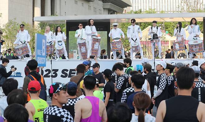 평소 자동차로 다니던 도심 한복판을 두 발로 마음껏 달릴 수 있는 ‘2023 서울하프마라톤’이 열린 30일 서울 광화문광장 거리에서 타악기 그룹 라퍼커션이 참가자들의 응원을 하며 공연하고 있다. 이번 서울하프마라톤은 코로나 사태로 4년 만에 현장 개최됐다. [남강호 기자]