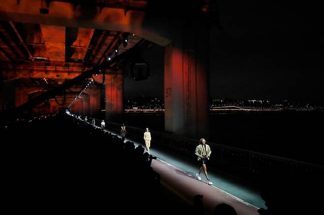 29일 서울 잠수교에서 루이비통 프리폴 패션쇼가 열리고 있다./뉴시스