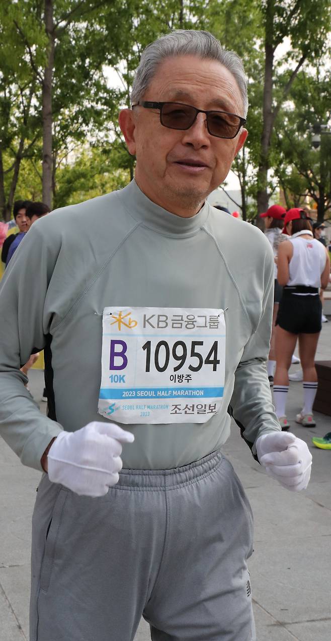 2023 서울하프마라톤 10km 부문에 참가한 최고령 이방주씨가 30일 오전 서울 광화문광장에서 달리기 준비를 하고 있다. /이덕훈 기자