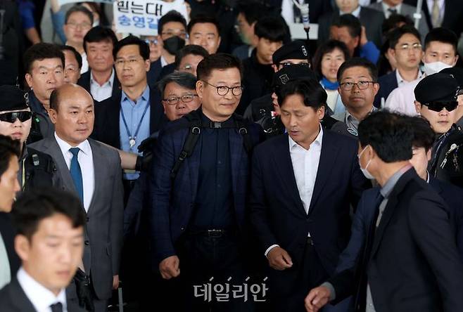 '2021년 전당대회 돈봉투 의혹' 핵심 당사자인 송영길 전 더불어민주당 대표가 지난 24일 인천국제공항을 통해 귀국하고 있다. ⓒ데일리안 김민호 기자