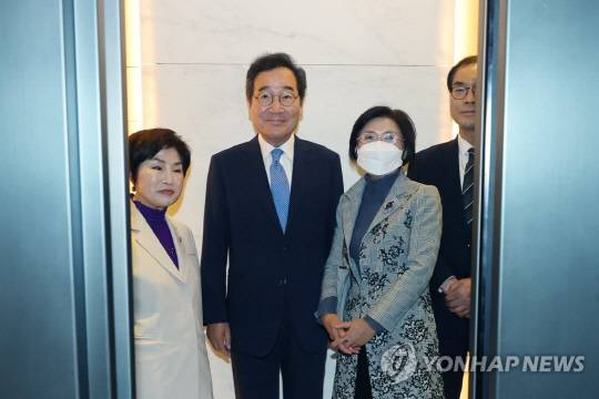 장인상을 마친 이낙연 전 더불어민주당 대표가 18일 오전 인천국제공항을 통해 미국으로 출국하기 위해 부인 김숙희 씨와 함께 이동하고 있다. 왼쪽은 전혜숙 민주당 의원.<연합뉴스>