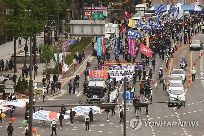 행진하는 민주노총 (서울=연합뉴스) 진연수 기자 = 민주노총 조합원들이 1일 오후 서울 중구 숭례문 인근 세종대로에서 열린 2022 세계노동절대회를 마치고 통의동 대통령직인수위원회로 행진하고 있다. 2022.5.1 jin90@yna.co.kr (끝)