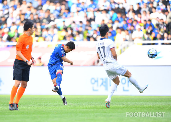 이기제(왼쪽, 수원삼성), 고재현(오른쪽, 대구FC). 서형권 기자