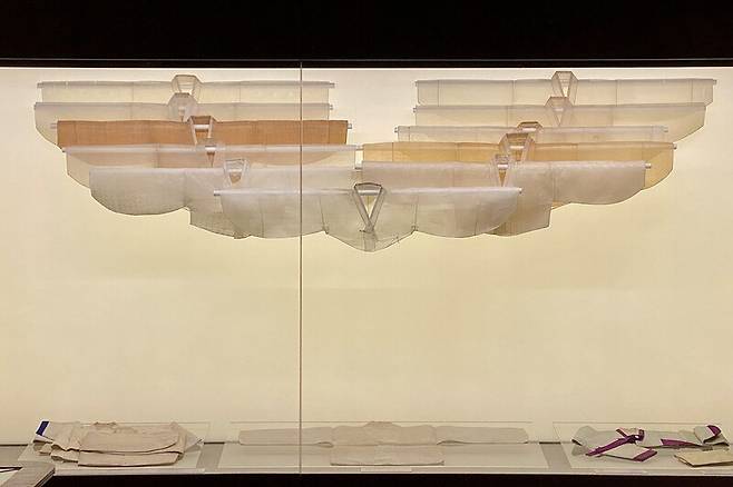 각기 다른 옷감으로 제작된 11벌의 ‘소색’ 저고리가 새처럼 배열된 모습. 신지은 제공