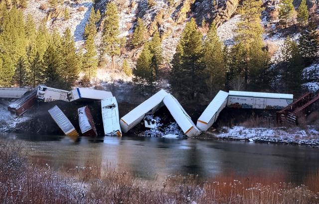 2일 미국 몬태나주 패러다이스 인근 클라크 포크 강을 따라 화물열차가 탈선해 있다. 당국은 약 25량이 탈선했고 부상자는 발생하지 않았다고 전했다. 패러다이스=AP 연합뉴스