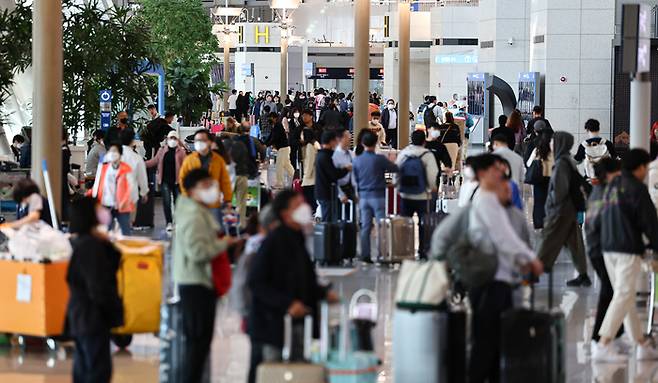 지난 27일 오전 인천국제공항 제1여객터미널 출국장이 여행객들로 붐비고 있다. 연합뉴스