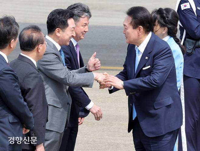 엄지 ‘척’ 5박7일 미국 국빈방문을 마친 윤석열 대통령 부부가 30일 서울공항에 도착해 김기현 국민의힘 대표 등과 인사하고 있다. 김창길 기자 cut@kyunghyang.com