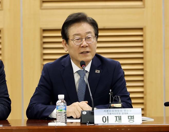 이재명 더불어민주당 대표가 27일 국회에서 열린 ‘햇빛과 바람, 마을기업 그리고 기본소득’ 토론회에서 발언하고있다.  [김호영기자]