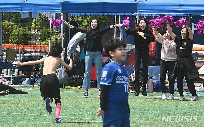 [수원=뉴시스] 김종택 기자 = 뉴시스 경기남부본부가 주최하고 수원시축구협회가 주관한 제1회 수원컵 전국유소년 축구대회 이틀째인 30일 경기도 수원시 경기대학교 수원캠퍼스 대운동장에서 경기에 우승한 한 어린이가 엄마품으로 달려가고 있다. 2023.04.30. jtk@newsis.com