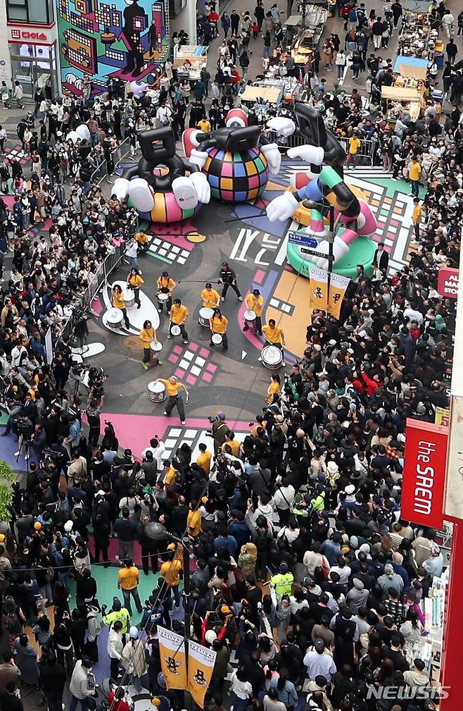 [서울=뉴시스] 조성봉 기자 = 30일 오후 서울 중구 명동거리에서 열린 '명동 페스티벌 2023'에서 개막 세리머니로 페스티벌 캐릭터인 ‘미응이’와 라퍼커션의 퍼레이드가 진행되고 있다.서울시와 롯데백화점은 오는 5월 7일까지 내·외국인 관광객 유입과 명동 상권 활성화를 위한 페스티벌을 진행한다. 2023.04.30. suncho21@newsis.com