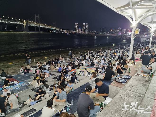 여름철 민락수변공원에서 방문객들이 음주하는 모습. 박진홍 기자