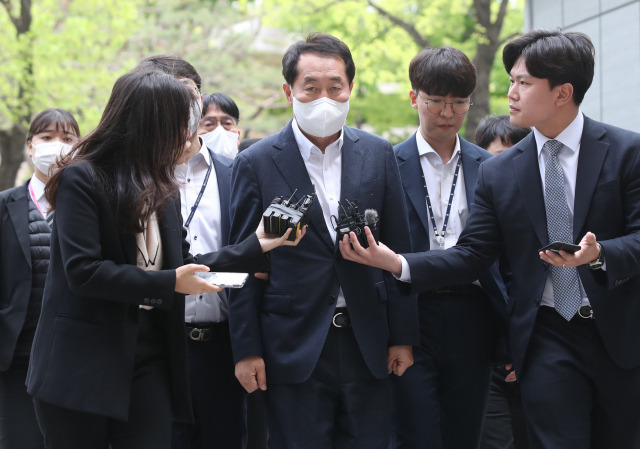 '더불어민주당 전당대회 돈봉투 의혹' 핵심 피의자인 한국수자원공사 상임감사위원 강래구씨가 21일 서울 서초구 서울중앙지법에서 열린 구속 전 전 피의자 심문(영장심사)을 받기 위해 법정으로 향하고 있다. 연합뉴스