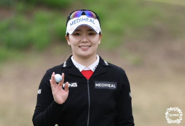 이다연이 30일 KLPGA 챔피언십 최종라운드에서 미소를 짓고 있다. /사진=KLPGA