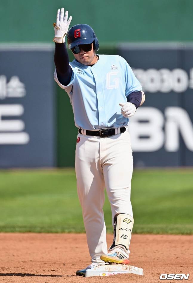 롯데 안치홍이 30일 부산 사직야구장에서 열린 키움과 2023 신한은행 SOL KBO리그 정규시즌 홈 경기 3회 2사 2루에서 적시타를 치고 세리머니를 하고 있다.