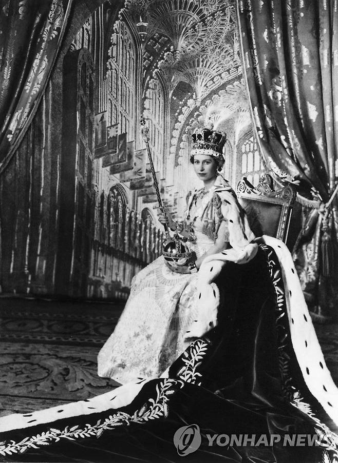 엘리자베스 2세 여왕 대관식 후 공식 사진 [EPA 연합뉴스 자료사진. 재판매 및 DB 금지]