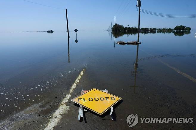 캘리포니아주 코코란시 내 홍수로 물에 잠긴 마을  [AFP 연합뉴스 자료사진. 재판매 및 DB 금지]