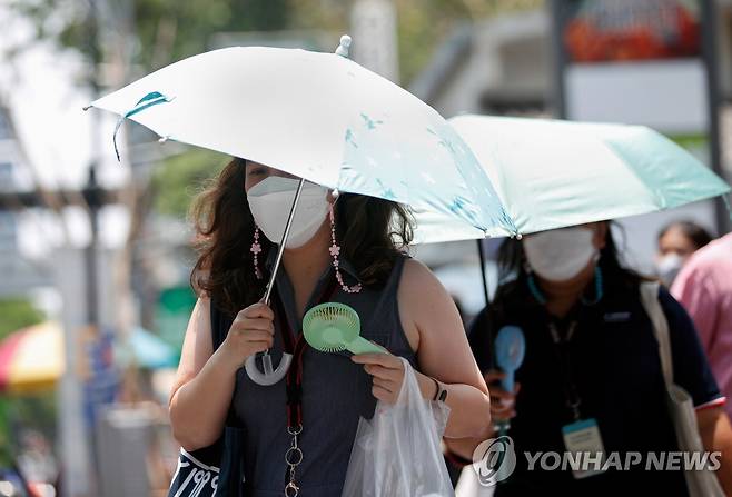 양산 쓴 방콕 시민들 [EPA 연합뉴스 자료사진. 재판매 및 DB 금지]