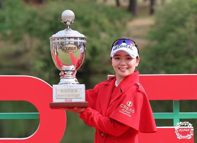 우승 트로피를 든 이다연. [KLPGA 제공. 재판매 및 DB 금지]