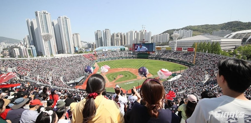 만원 관중 앞에서 11년 만에 1위로 등극한 롯데 자이언츠 [롯데 자이언츠 제공. 재판매 및 DB 금지]