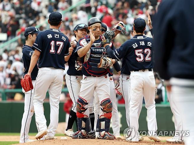 두산 베어스, SSG 2-0으로 꺾고 승리 (인천=연합뉴스) 윤태현 기자 = 30일 인천 SSG 랜더스필드에서 열린 프로야구 SSG 랜더스와 두산 베어스의 경기. 2-0으로 승리한 두산 선수들이 서로 격려하고 있다. 2023.4.30 tomatoyoon@yna.co.kr