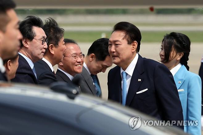 밝은 표정의 윤석열 대통령 (성남=연합뉴스) 임헌정 기자 = 미국 국빈 방문 일정을 마친 윤석열 대통령이 30일 성남 서울공항에서 공군 1호기에서 내려 영접 나온 인사들과 악수하고 있다. 2023.4.30 kane@yna.co.kr