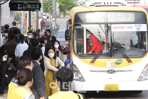경기도 김포시 역 앞 걸포북변역 버스정류장에서 시민들이 북적이고 있다. (사진=이데일리DB)