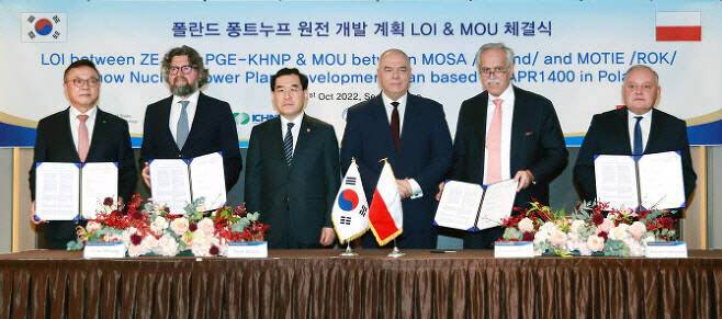 왼쪽부터 황주호 한국수력원자력 사장과 표트르 보즈니 제팍(ZE PAK) 사장, 이창양 산업통상자원부 장관, 야체크 사신 폴란드 부총리 겸 국유재산부 장관, 지그문트 솔로쉬 제팍 회장, 보이치에흐 동브로프스키 폴란드전력공사(PGE) 사장이 지난해 10월31일 서울 더플라자호텔에서 열린 폴란드 퐁트누프 지역 민간 원자력발전소 개발계획 수립 협력의향서(LOI) 및 양해각서(MOU)를 맺은 후 기념촬영하고 있다. (사진=한수원)