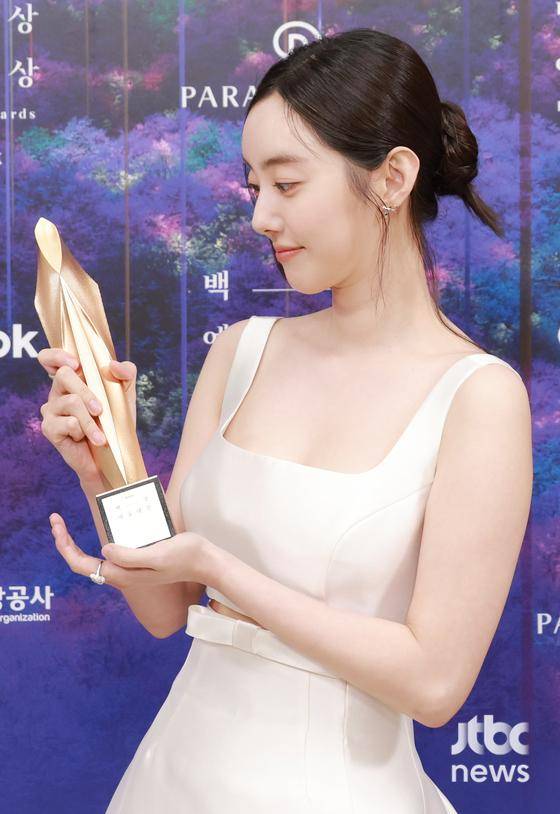 배우 박세완이 28일 오후 인천 중구 운서동 파라다이스시티에서 열린 '제59회 백상예술대상'에서 영화부문 여자 조연상을 수상하고 포즈를 취하고 있다    특별취재반 / 2023.04.28/