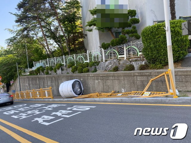 사고가 난 펜스 옆에 1.5톤 무게의 어망통이 쓰러져 있다.(부산경찰청 제공) ⓒ 뉴스1