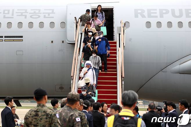 수단 군벌 간 무력 충돌로 고립됐다가 우리 정부의 ‘프라미스(Promise·약속)’ 작전을 통해 철수한 우리 교민들이 지난달 25일 경기 성남 서울공항에 도착해 공군 수송기 KC-330에서 내리고 있다. 2023.4.25/뉴스1 ⓒ News1 사진공동취재단