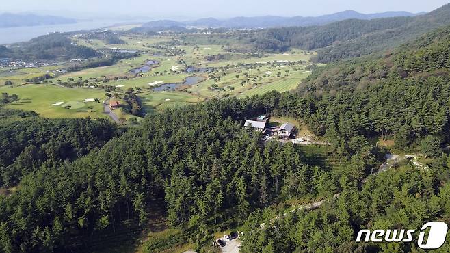 전북 익산시는 사계절 꽃과 나무가 어우러진 명품 임도로 탈바꿈하는 '함라산 경관 특화 숲' 조성에 착공했다.(익산시 제공)2023.5.1./뉴스1