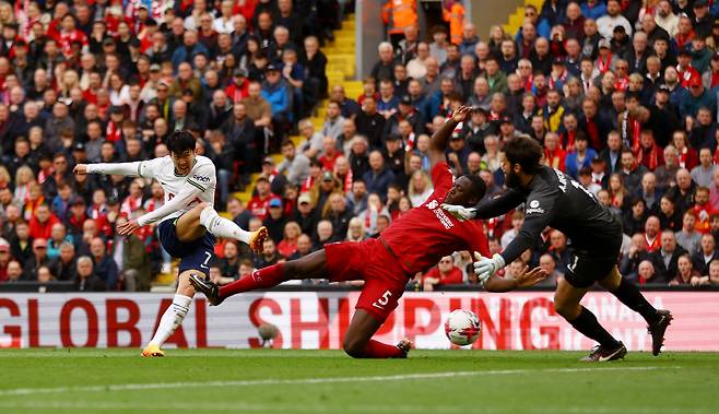 Soccer Football - Premier League - Liverpool v Tottenham Hotspur - Anfield, Liverpool, Britain - April 30, 2023 Tottenham Hotspur's Son Heung-min shoots at goal REUTERS/Carl Recine EDITORIAL USE ONLY. No use with unauthorized audio, video, data, fixture lists, club/league logos or 'live' services. Online in-match use limited to 75 images, no video emulation. No use in betting, games or single club /league/player publications.  Please contact your account representative for further details.







<저작권자(c) 연합뉴스, 무단 전재-재배포 금지>