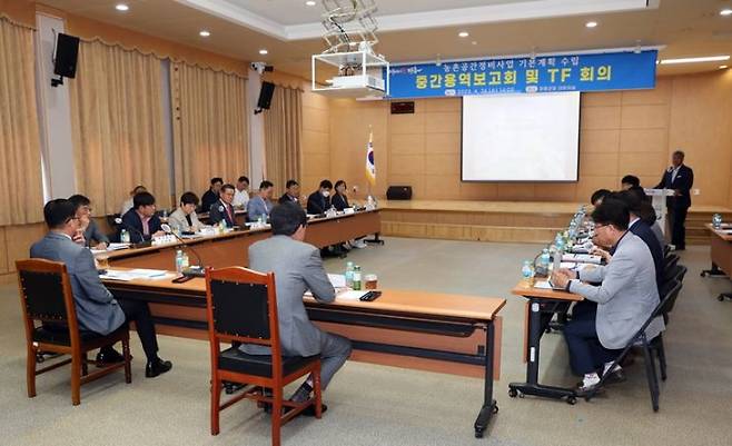 농촌 공간 정비사업 중간 용역보고회를 하고 있다. [사진제공=장흥군]