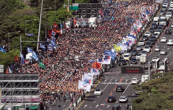 한국노총이 1일 서울 영등포구 여의대로에서 '2023 노동절 전국노동자대회'를 하고 있다. /연합뉴스