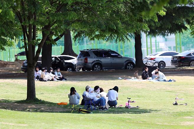 1일 광주 북구 전남대학교 운동장에서 시민들이 화창한 봄날씨를 즐기고 있다. /연합뉴스