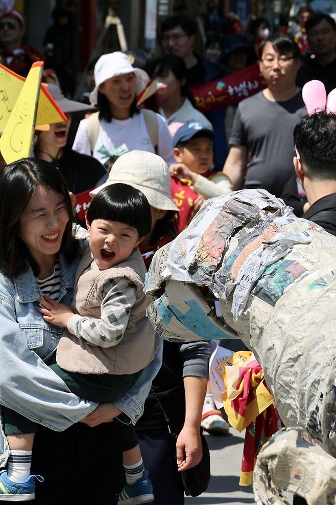 어린이날 101주년·어린이해방선언 100주년 기념 '어린이가 행복한 나라' 행사가 열린 1일 참가한 어린이들과 부모가 서울 종로구 방정환 생가터에서 출발해 광화문 광장을 거쳐 세종문화회관 중앙계단 앞까지 걷는 거리 행진을 하고 있다. 사진=서동일 기자