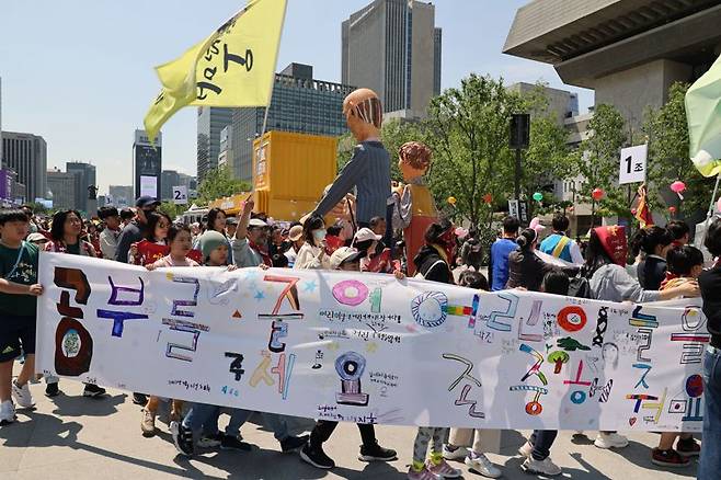 어린이날 101주년·어린이해방선언 100주년 기념 '어린이가 행복한 나라' 행사가 열린 1일 참가한 어린이들과 부모가 서울 종로구 방정환 생가터에서 출발해 광화문 광장을 거쳐 세종문화회관 중앙계단 앞까지 걷는 거리 행진을 하고 있다. 사진=서동일 기자