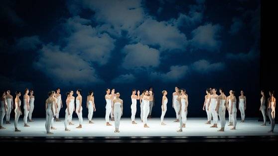 지난달 27일(현지 시간) 밤 오스트리아 빈 국립오페라극장에서 초연한 발레 ‘골드베르크 변주곡’의 한 장면. 안무가 하인츠 슈푀를리가 연출한 공연을 피아니스트 윤홍천과 빈 국립발레단 수석무용수 강효정이 성공적으로 이끌었다. [사진 빈 국립발레단]