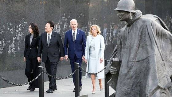 미국을 국빈 방문한 윤석열 대통령과 조 바이든 미국 대통령 내외가 25일(현지시간) 워싱턴DC 한국전참전용사기념공원을 참배하고 있다. 연합뉴스