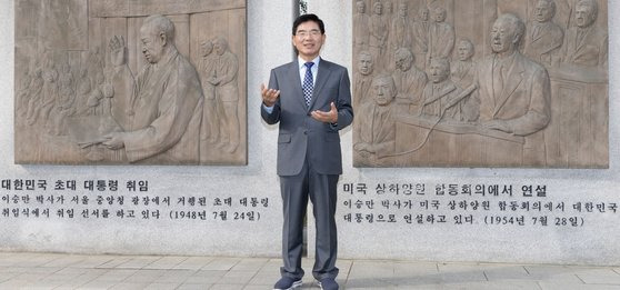 김열수 한국군사문제연구원 안보전략실장은 서울 남산 자유총연맹 마당에 새겨진 이승만 전 대통령 부조 앞에서 "어렵게 한미동맹을 탄생시킨 이승만 전 대통령의 공로가 크다"고 말했다. 김종호 기자