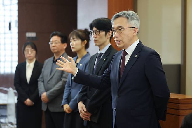 더불어민주당 전당대회 돈 봉투 의혹의 핵심 인물인 이정근 전 사무부총장의 법률대리인 정철승 변호사가 1일 오전 서울 서초구 법무법인 더펌 건물에서 해당 내용이 담긴 이 전 사무부총장 녹취록에 대한 입장을 밝히고 있다. 연합뉴스