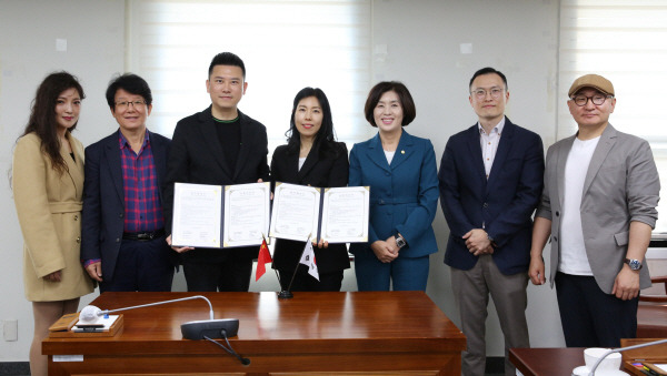 한중 양국 간 우수한 어린이 공연 문화 교류를 위한 한국공연문화예술협회와 중국 아시아 소아음악협회와의 협약 체결 장면. 정숙남 양산시의원 제공