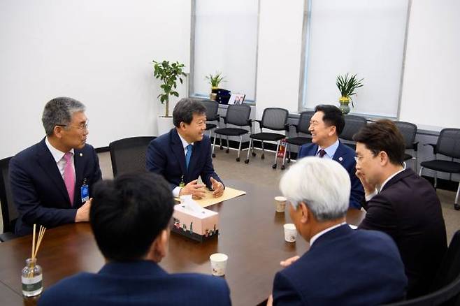 1일 남한권 군수, 공경식 의장, 김병욱 의원 등이 김기현 국민의힘 대표를 만나 특별법 제정 문제를 논의하고 있다. (울릉군 제공) 2023.05.01