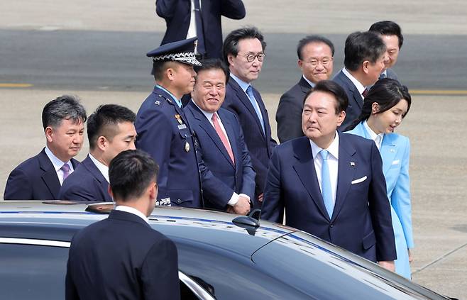 5박7일 미국 국빈 순방을 마친 윤석열 대통령 내외가 30일 오후 서울공항에 도착해 김기현 국민희힘 원내대표 등 영접인사와 인사하고 있다. 2023.04.30. [이승환기자]