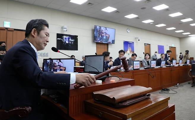 [서울=뉴시스] 이영환 기자 = 정청래 국회 과학기술정보방송통신위원회 위원장이 21일 오후 서울 여의도 국회에서 열린 전체회의에서 방송법 일부개정법률안 대안에 대한 본회의 부의 요구의 건, 방송문화진흥회법 일부개정법률안 대안에 대한 본회의 부의 요구의 건, 한국교육방송공사법 일부개정법률안 대안에 대한 본회의 부의 요구의 건을 상정하고 있다. 2023.03.21.