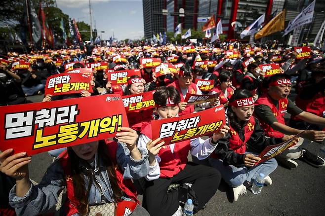 [서울=뉴시스] 정병혁 기자 = 1일 오후 서울 영등포구 여의대로에서 열린 2023 한국노총 전국노동자대회에서 참가자들이 구호를 외치고 있다. 2023.05.01.