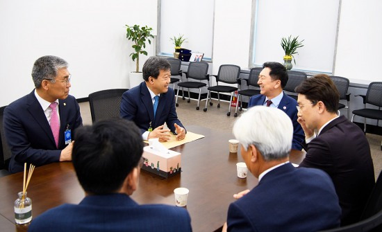 남한권 군수, 공경식 의장, 김병욱 의원 등이 김기현 국민의힘 대표를 만나 특별법 제정 국회 통과 협조를 요청하고 있다(울릉군 제공)