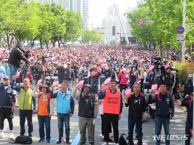 [부산=뉴시스] 이동민 기자 = 민주노총 부산지역본부 노조원들이 1일 부산시 연제구 거제해맞이역 앞에서 열린 '2023 5.1 총궐기 세계노동절 부산대회'에서 윤석열 정권 퇴진을 외치고 있다. 2023.05.01. eastsky@newsis.com