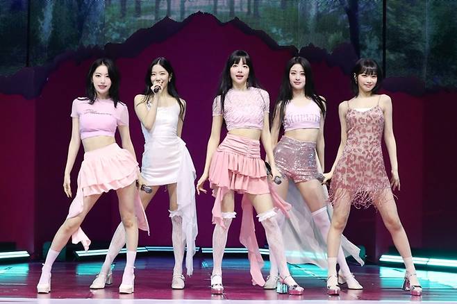 르세라핌이 수록곡 '노-리턴' 무대를 선보이고 있다. 쏘스뮤직 제공